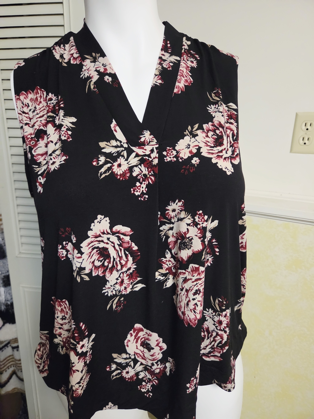 Black Floral V-Neck Sleeveless Camisole